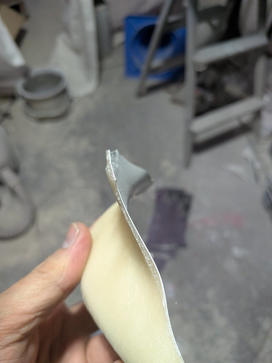 SEO_KO_BO_'s tweet image. サーフェイスマットは何層入れようが強度にはまったく寄与しません。
それどころか樹脂層が厚くなって強度が落ちますね。

いや…ちょっと思う所がありましてm(__)m

サーフェイスマットは表面を平滑にしたい部分に最低限だけ使うのが吉。

#FRP