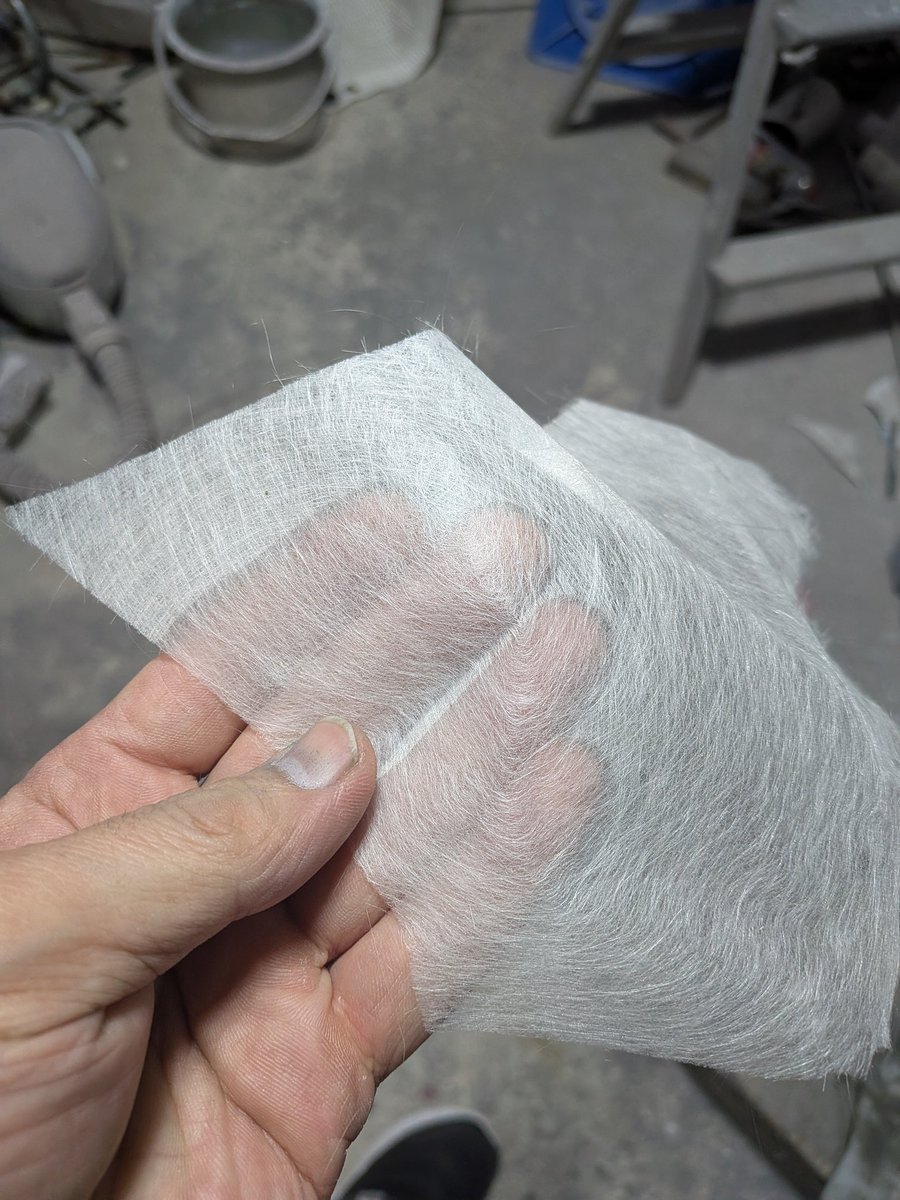 SEO_KO_BO_'s tweet image. サーフェイスマットは何層入れようが強度にはまったく寄与しません。
それどころか樹脂層が厚くなって強度が落ちますね。

いや…ちょっと思う所がありましてm(__)m

サーフェイスマットは表面を平滑にしたい部分に最低限だけ使うのが吉。

#FRP