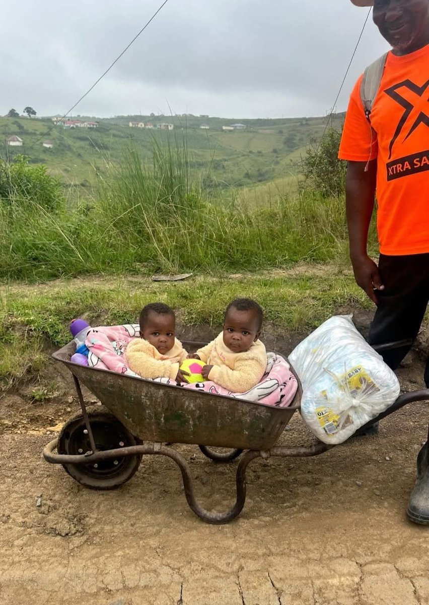 A caring father in Transkei, Eastern Cape, melts hearts after taking his twins shopping using a wheelbarrow. A simple moment filled with love, joy, and proud parenting. What a beautiful sight! 👌❤️