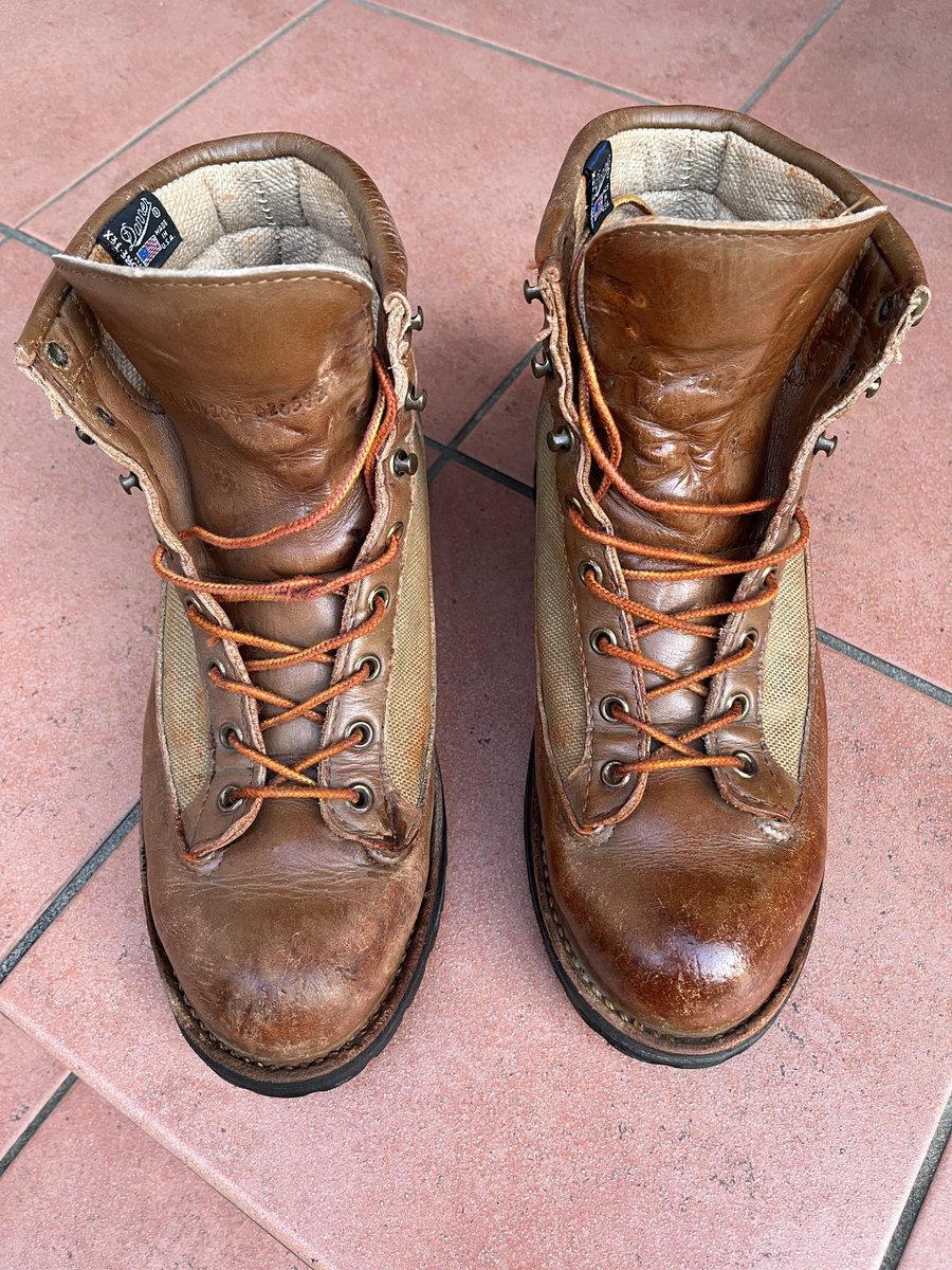 tomihachisan's tweet image. そろそろ30年かな⁈
最近では年に数回しか履いてないけれど
それでも30年も使えるとは思っていませんでした。

まだまだ使えます
一生ものになりました
我ながら良い買い物

（片方だけ磨いたところ）

#danner
#DANNER LIGHT