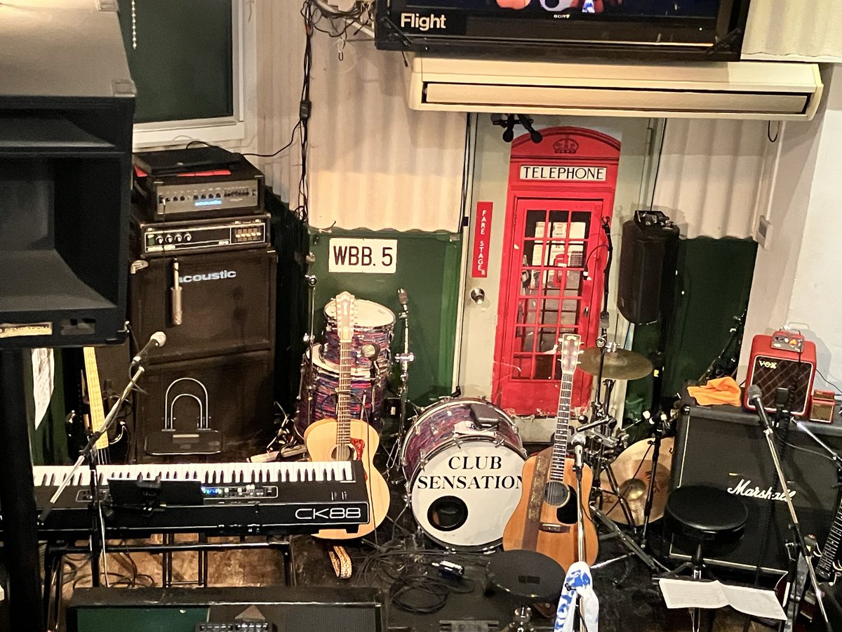 ベースを持ってくるのを忘れた💦
と言われて急遽ミチアキ氏のベースを借りることに。
高校生の頃の自分に自慢してやりたい☺️

#michiaki #クラブセンセーション　#queeness #trioqueeness