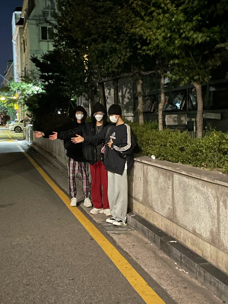 gaonfansite's tweet photo. remember when jooyeon jungsu ode left gaon, to go home first so gaon went on a walk back home alone then he saw jooyeon jungsu ode waited for him like this in front of their dorm welcoming him to come home together?? THIS WAS ADORABLE EVER 😭🤍 https://t.co/L5hCoMu5oB