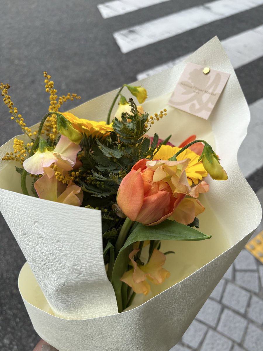 今日は、ちびっこ達のミニ発表会でしたー🙋‍♂️
歌にダンスに芝居！本当に楽しい時間でした😄🎶
そして、ちびっこ達との最後の日でした。
花束とシールいただきました😊
花瓶ないのでビールジョッキ（笑）
ただ、づぼらなんですぐ枯らしそう😅
オモロい３年間でした🍺