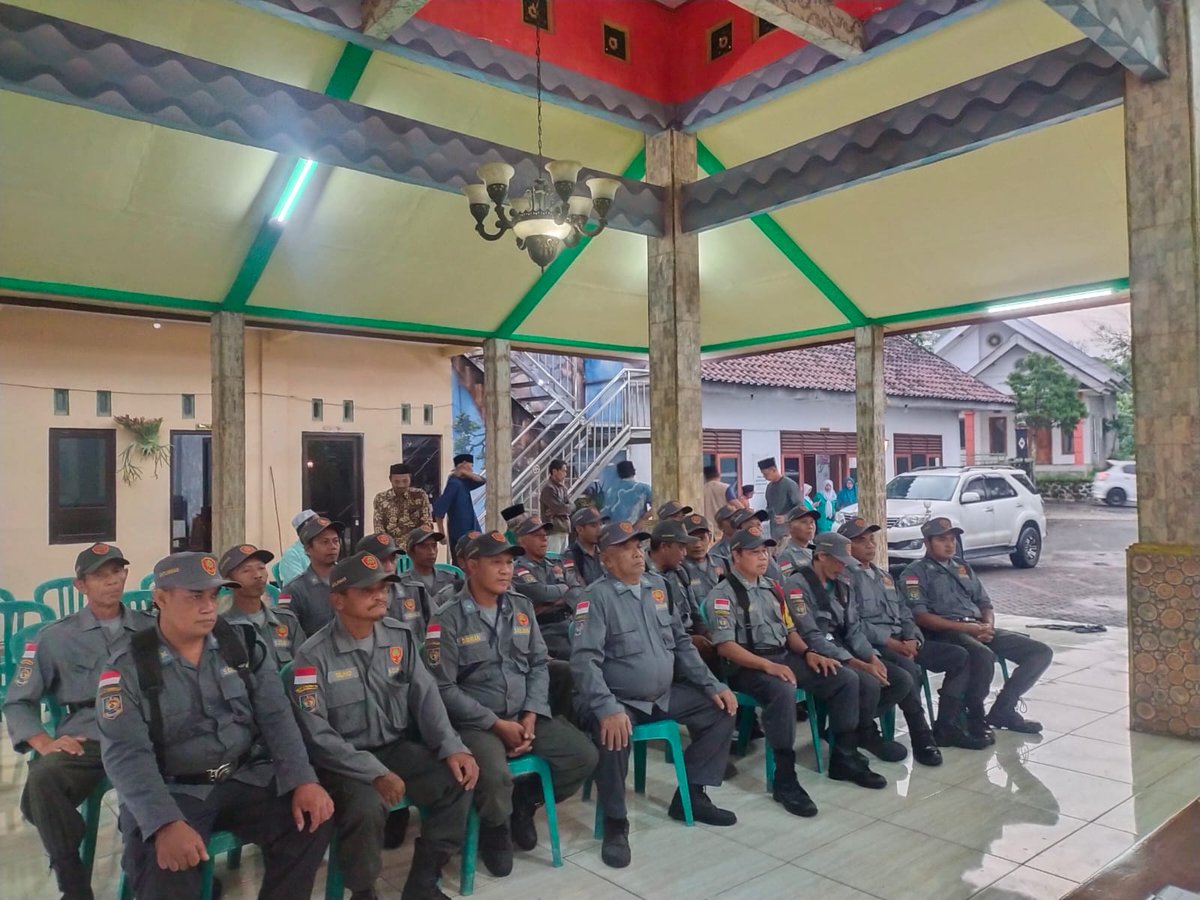 Babinsa Berikan Pelatihan Dasar Dan Peningkatan Kapasitas Linmas
<a href="/puspentni/">puspen_tni</a>
@tni_angkatan_darat
<a href="/kodam5brw/">Kodam5Brw</a>
@korem083baladhikajaya
@bersama_rakyat_tni_kuat
@pemkabpasuruan
<a href="/pemkotpasuruan/">Pemkot Pasuruan</a>
@lintas_daerah_news
@seputar_pasuruan
@Kohir99