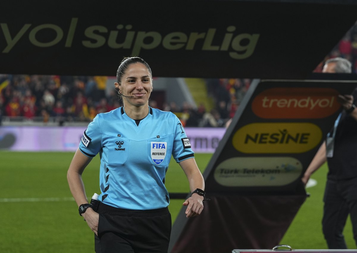 Dün 22 yıl aradan sonra bir Süper Lig maçını bir kadın orta hakem yönetti.

Asen Albayrak'ın yönettiği Göztepe - Alanyaspor maçı sezonun hakem tartışmalarının en az olduğu maçlardan biri oldu.