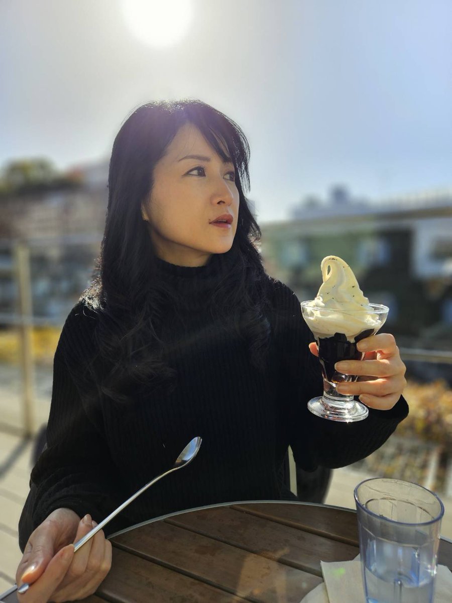 お日様に後頭部を焦がされながら食べるソフトクリームが美味しかった

後光が差して縁起良さそうな写真が撮れたな、と思った勢いで
#賛否両論　の予約アタックしたら

と・れ・た

恵比寿本店行ってきます。嬉しい震える。