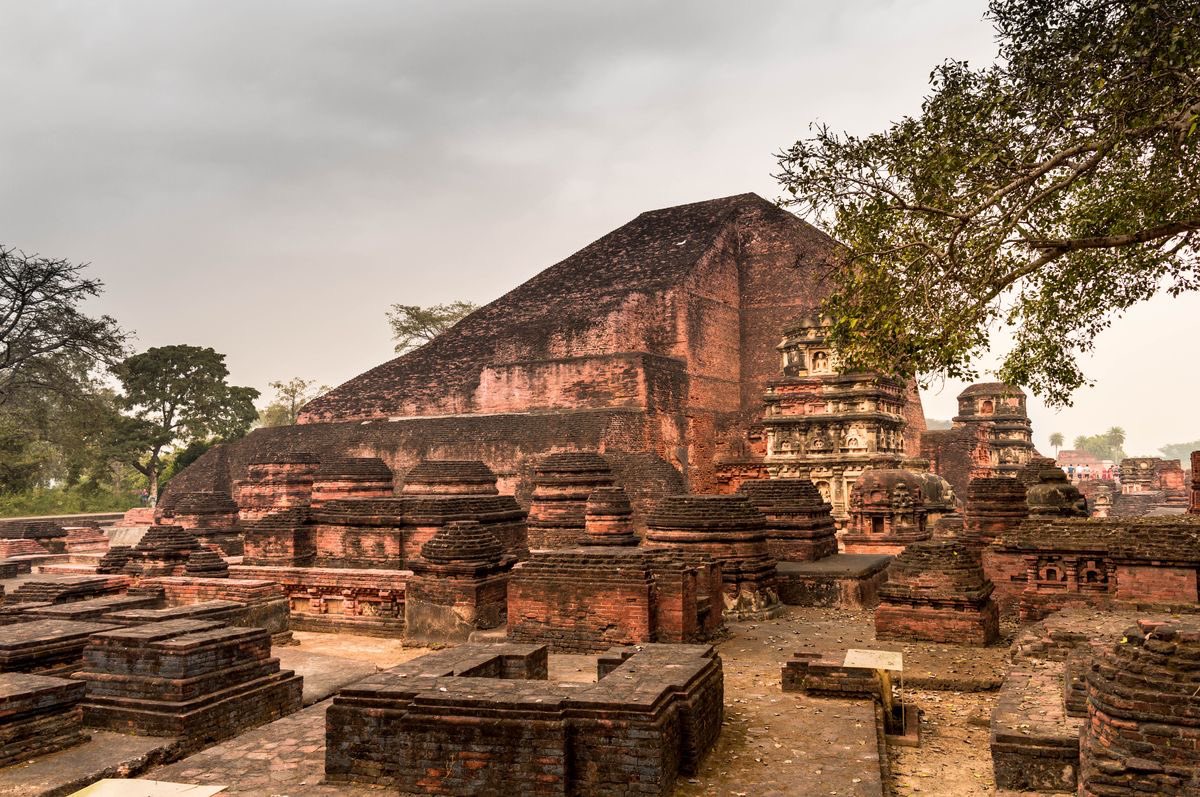 Gargi16191's tweet photo. Nalanda - A lost center of knowledge…! 

< 830 years ago, world’s "OLDEST sacred hub of Knowledge" was BURNT to ashes in broad daylight in Bihar, India.

< Fire kept on burning for more than 3 months.

< 9 storey libraries, 90,00,000 books were WIPED up in smoke.

< All of our ancient history records was ERASED, lost forever…

This was Nalanda, Bihar’s beating heart, a university older than time itself, cradled by Sanatan Dharma for thousands of years. A city of wisdom where rishis, monks, and scholars breathed life into the Vedas, Upanishads, and truths of the cosmos, now ash. A thread 🧵 on NALANDA 👇