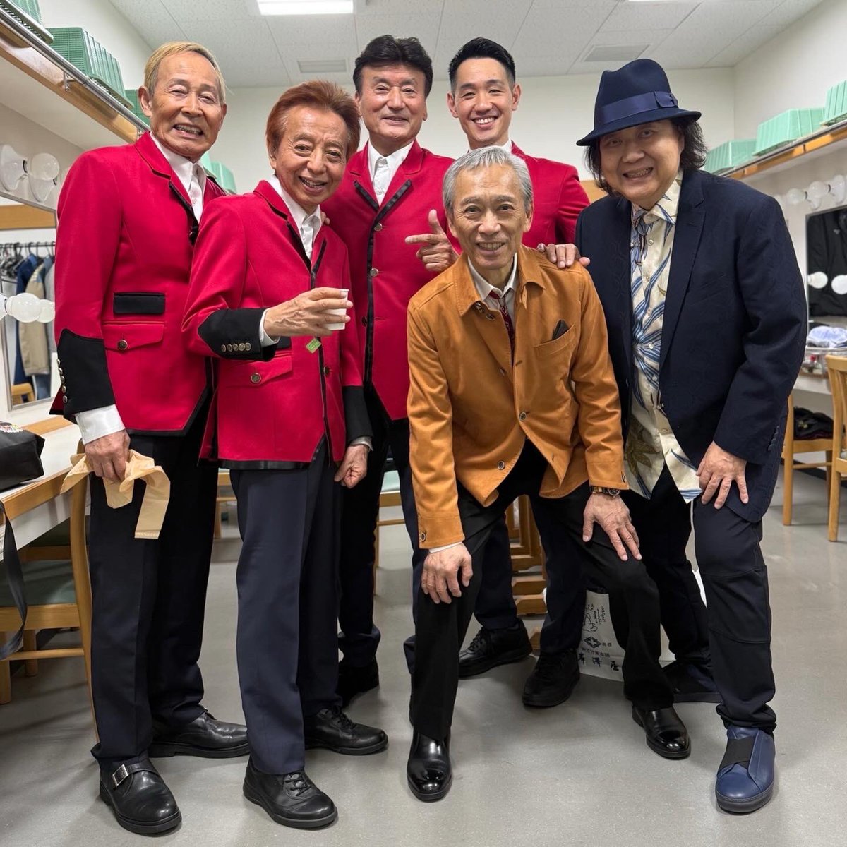 mickieyoshino's tweet photo. ヴィレッジ・シンガーズの小松久さんとのセッション、心地良かったぁ!
ワイルドワンズの皆さんと一緒に、楽屋で記念写真でした。
#thegs
#ヴィレッジシンガーズ
#ワイルドワンズ
#ゴールデンカップス
#大阪新歌舞伎座 https://t.co/cKK0cBSxNU