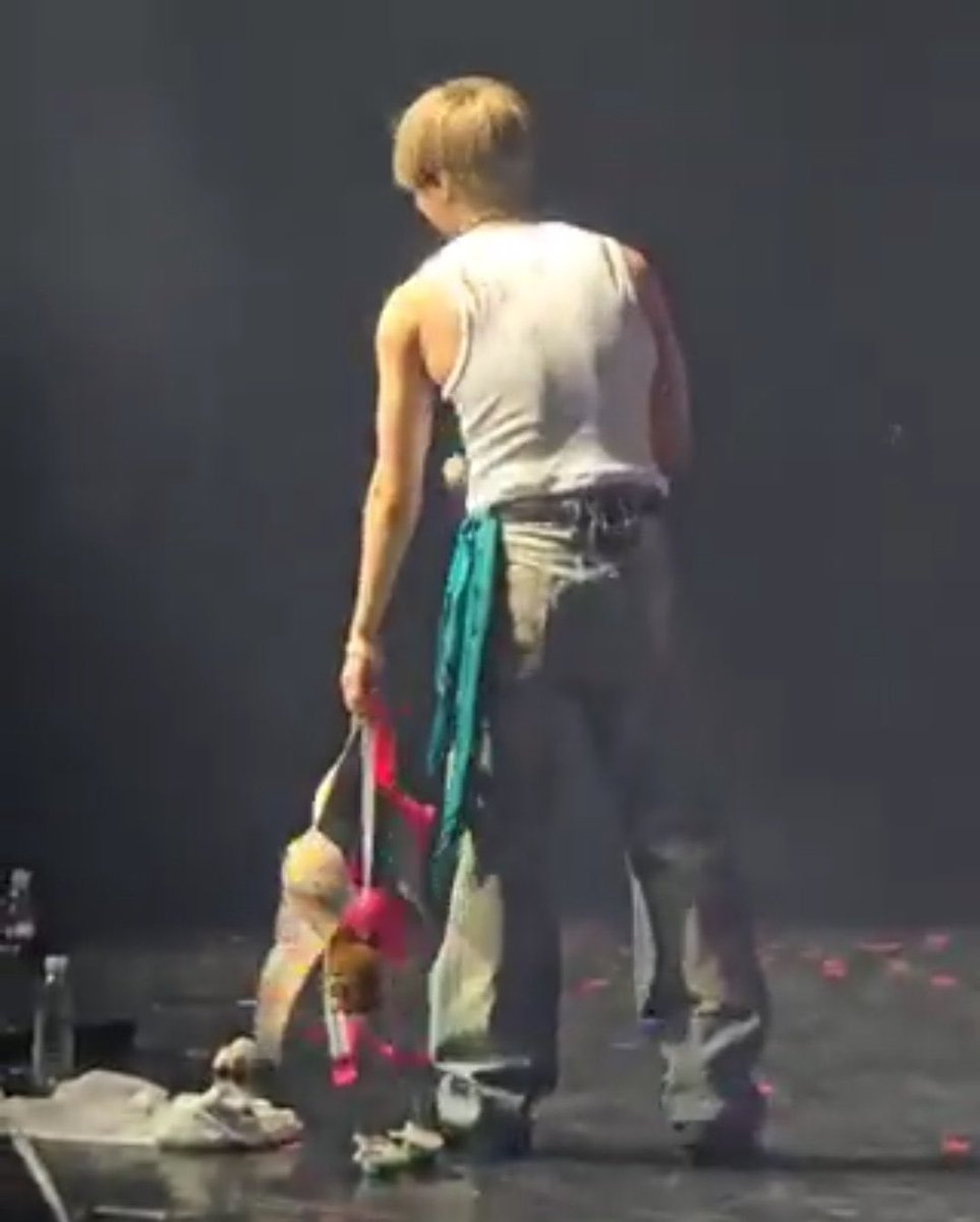 Behind Taemin tweet media