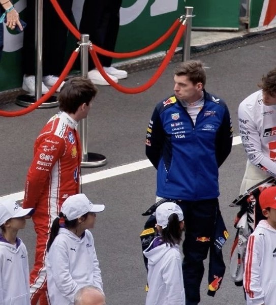 ¹⁶³³ tweet media