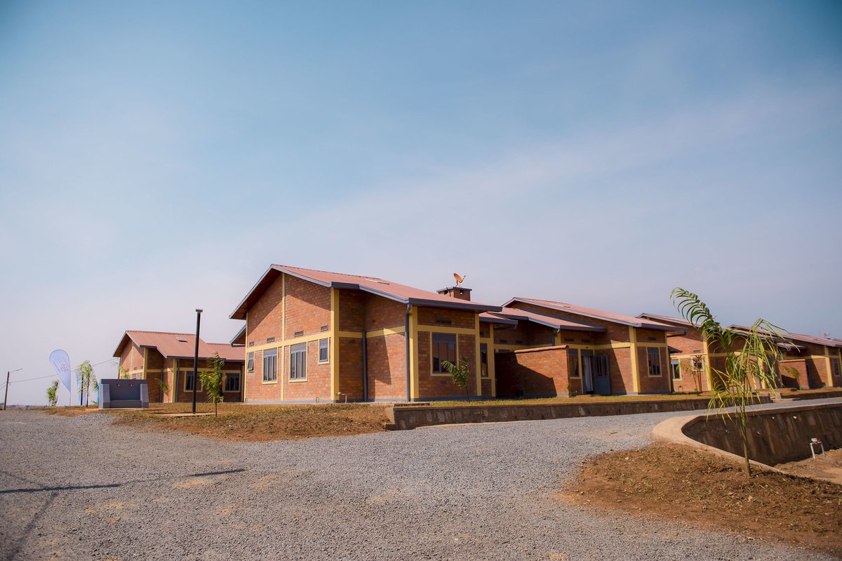 The Rwandan Army builds free housing for Rwandans every year 

In 2021 Through the Citizens Outreach Program Rwanda's army constructed

14 model villages benefitting 318 families
286 housing units for Genocide survivors
20 bridges across 8 districts
400KM of roads across 15