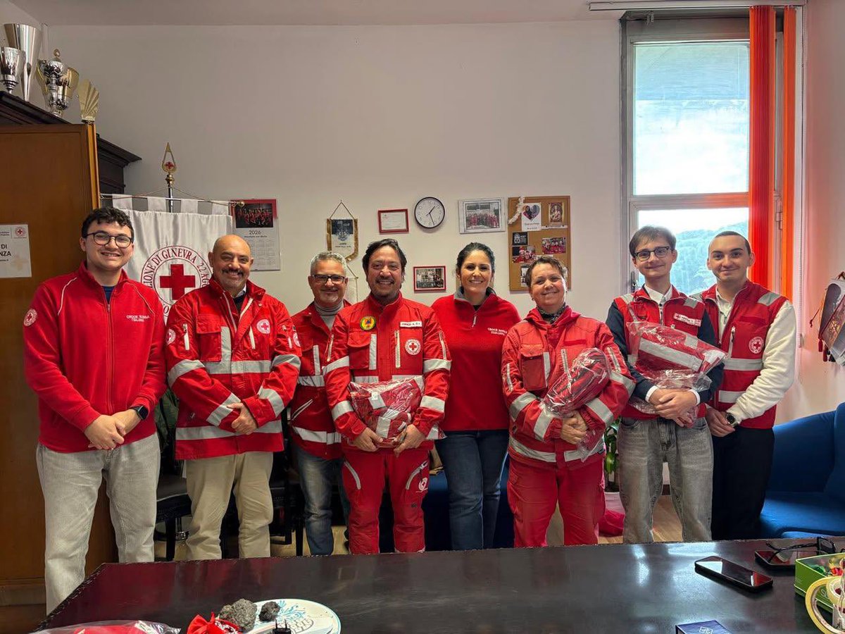 Un gesto semplice ma carico di significato: la CRI Palermo consegna le nuove divise ai 3 volontari più attivi. Un premio alla dedizione silenziosa di chi sceglie di esserci, lontano dai social e vicino a chi ha bisogno. Grazie per il vostro impegno! 🚑#CroceRossa #Palermo