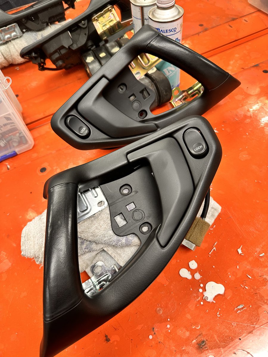 YokooAuto_alpha's tweet photo. 本日はNSXあるあるのドアハンドルが白くカサカサになってしまった物をリペアさせて頂きました❗️

勿論新品が一番良いのかもしれませんが…
片側でもかなりいい金額してしまいます

ワレなど無ければ綺麗になりますので、お困りの方、是非ご相談下さい https://t.co/eRfTiixP9g