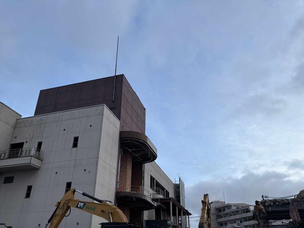 TONAMINOTAMI's tweet photo. もう過去の物なんだね。
何度か行った事あるけど寂しいよ。
#砺波市
#オークス https://t.co/gU9J2N6Dkq