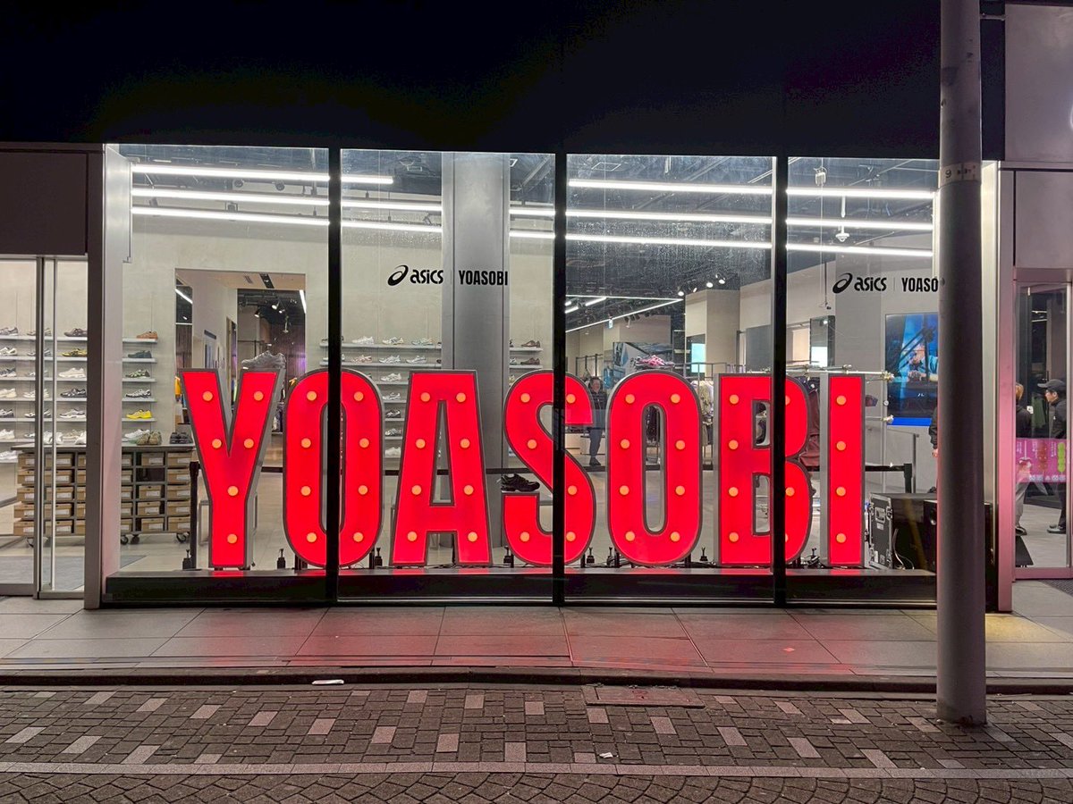 YOASOBI_staff's tweet photo. ／
ASICS FLAGSHIP HARAJUKUにて、3月29日(日)迄、コラボ店内装飾実施中💫
＼
実際のコラボアイテムに加え、シューズ開発段階の試作品展示など、今回限りのスペシャルな展開！必見です💨 https://t.co/UGJLNbBVX1