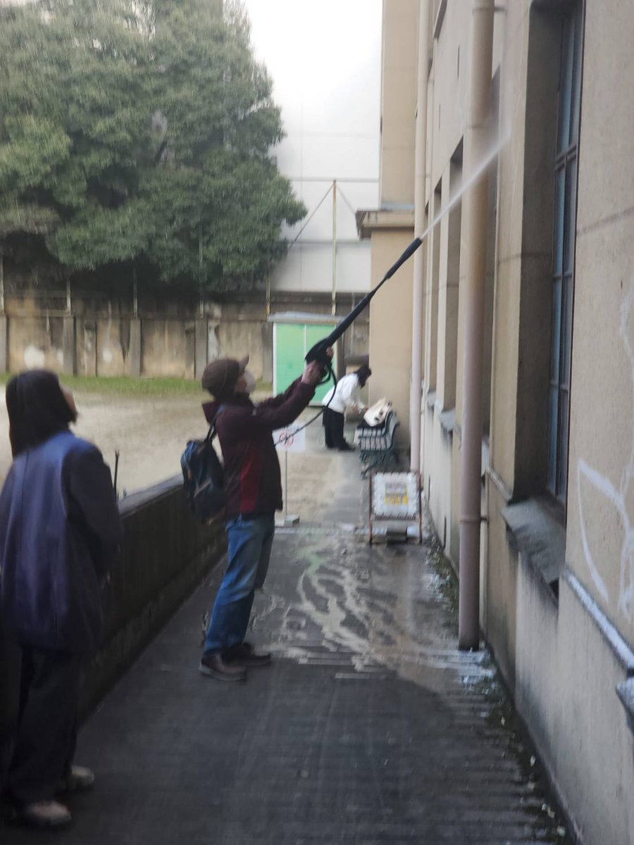 ワークショップ終了しました。
参加者の方に3パターン程短い台本を書いていただいて、私と七井君が実演するというもので、「自分で書いたものをやってもらうのは嬉しい」というありがたい御言葉をいただきました。
ご参加ありがとうございました。

終了後にアートの清掃に飛び入り参加した画をｵﾏｹ