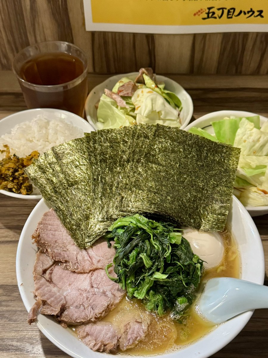 t_denabays8864's tweet photo. 五丁目ハウス🍜中野

昼の部🔆PP🥇🙌

✰全部のせラーメン🍜硬多🟡
feat.のり ほうれん草🥬
キャベツ🥬＆キャベチャー🍖
ルイボス最高!

朝イチフレッシュ🌱
🆕ネオクラシック家系🐓💛
前身の五丁目煮干し🐟時代から
店主のカリスマ性には言葉を失います🏆

好き過ぎて食べ終わりたくない程です🙂‍↕️ https://t.co/anBjwnwPgP