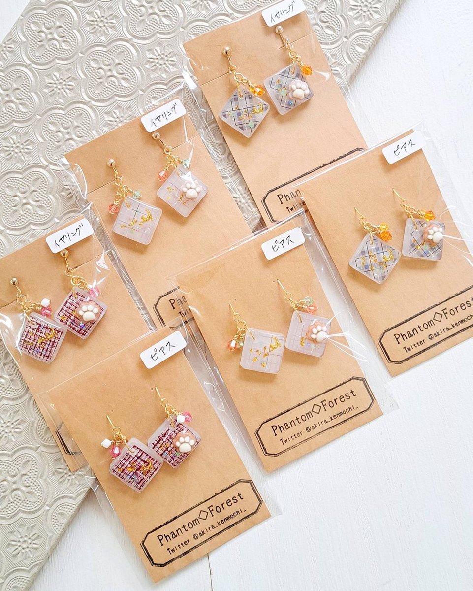 【森ノ宮店】

Phantom◇Forestさん(<a href="/akira_kenmochi_/">剣持/Phantom◇Forest</a> )

レジンを使ったイヤリングやピアスです。
チェコビーズを組み合わせたイヤリングや、桜のピアスなど。
オオカミと三日月のバッグチャームは男性にも人気のシリーズ。２色からお選びいただけます。

🌟通販はDMへ 
#hakococo通販 
#はこみっつ