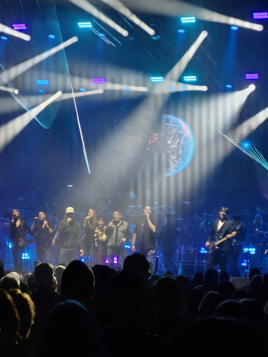 AlisonJSmith70's tweet photo. Great nostalgic night @O2ApolloManc at @alexjameshq Britpop Classical. https://t.co/EoXyf7q5z2