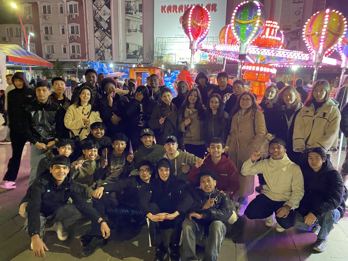tomerbartin's tweet photo. Dün akşam Bartın Belediyesi tarafından düzenlenen Ramazan etkinliklerine katıldık. 🌙
Öğrencilerimiz Osmanlı macunu tattı, semazen gösterisi izledi ve Ramazan ayının geleneksel atmosferini yakından deneyimleme fırsatı buldu. ✨ https://t.co/2tNI7qunbz