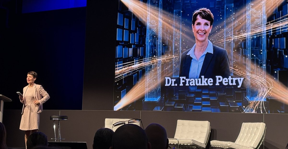 Dr. <a href="/FraukePetry/">Frauke Petry</a> mit einem fulminanten Vortrag auf der #MileiKonferenz26 Zuerst knallt sie die Zuhörer mit Daten &amp; Fakten zum dt. #Sozialrecht voll, dass diesen fast schwindlig wird, um dann auf eine zentrale Botschaft zu kommen, die es in sich hat: alle #Sozialleistungen