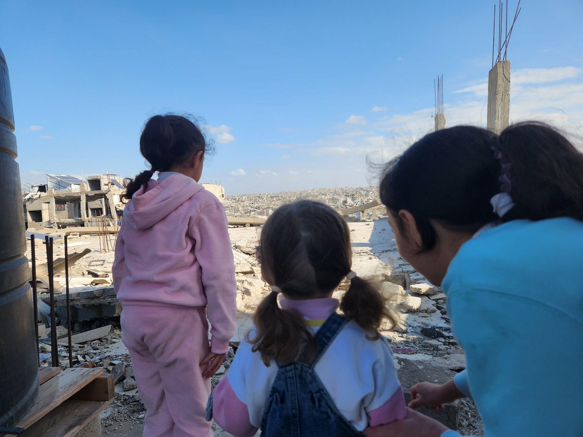 Diario de Sara. Mundo Gris

Sara y sus primas en la azotea de su casa en Khan Younis para admirar un mundo gris de escombro.
instagram.com/mikelayestaran

NO OLVIDES GAZA!