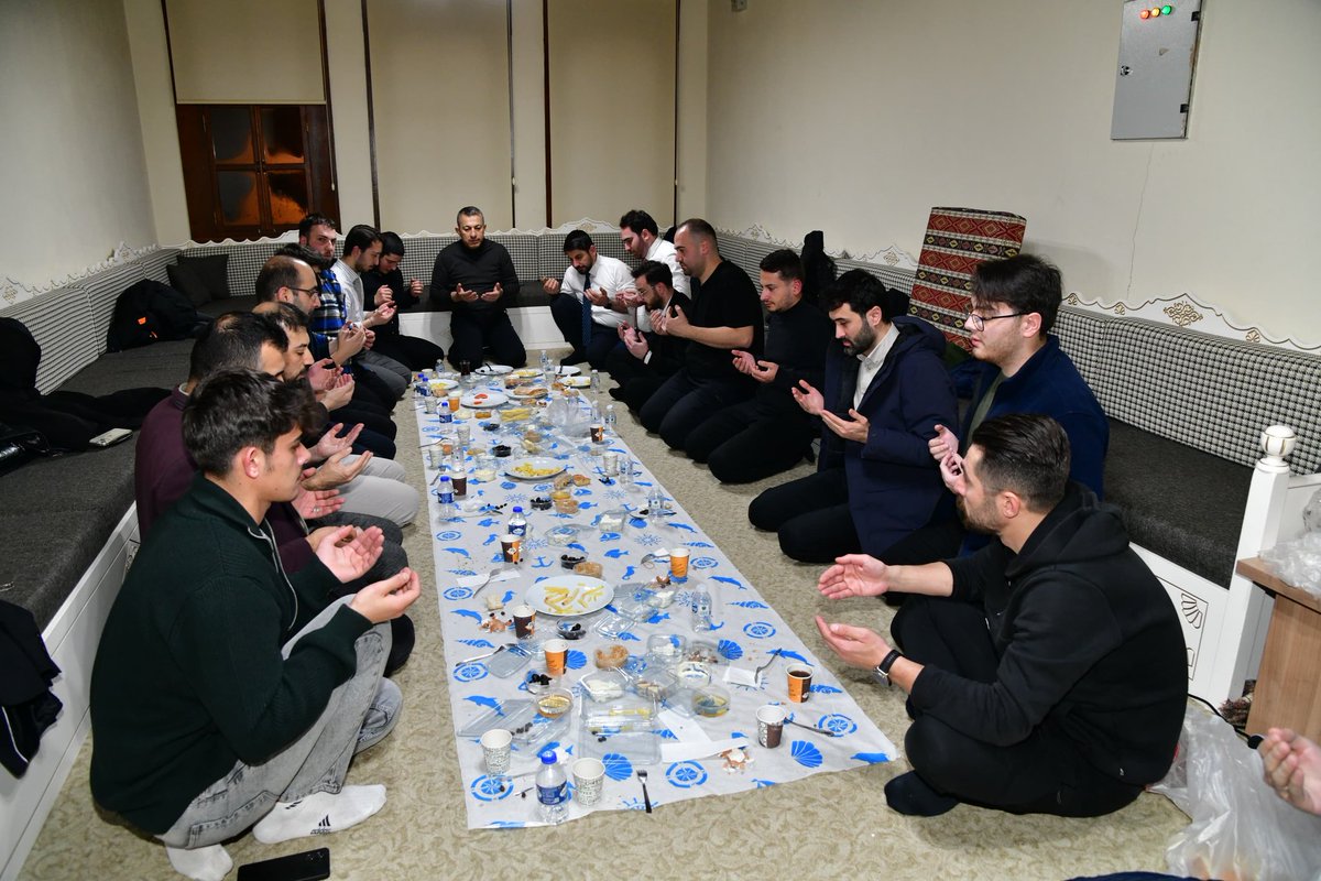 mttbtrabzon's tweet photo. Trabzon Valimiz Sayın Tahir Şahin ile il binamızda sahur programında bir araya geldik.

Sayın Valimize sahur programımıza teşriflerinden dolayı teşekkürlerimizi arz ediyoruz. https://t.co/Iiv2Z4zojZ