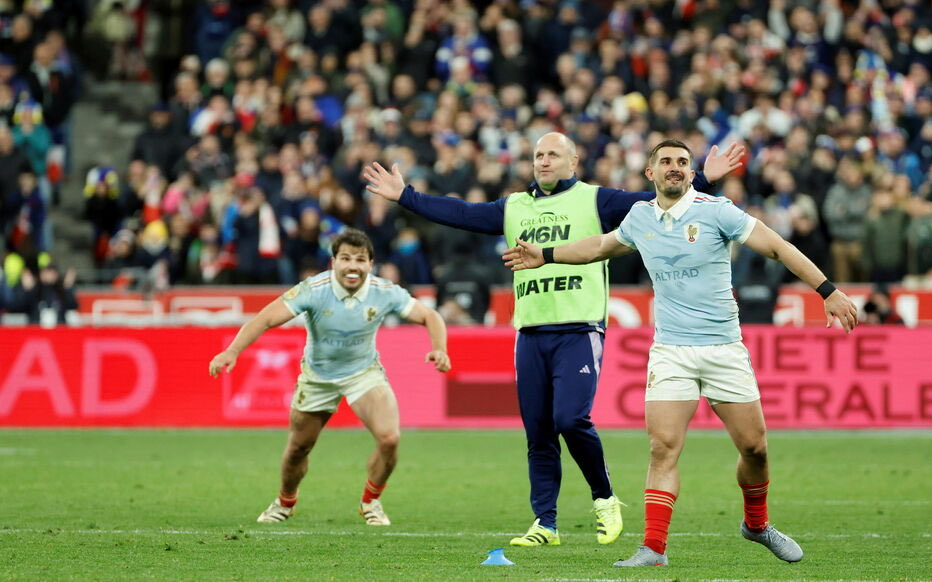 El_toulous1's tweet photo. Jalibert sur Thomas Ramos, car il s’est marré avant la dernière pénalité 

“En fait, je donne le ballon à Thomas et je le vois qui rigole. Je me suis dit qu'il est complètement fou, ce mec... Ça résume Thomas, il est plein de confiance et plein d'expérience dans les grands moments. Quand j'ai vu sa réaction, je savais qu'il allait la mettre. C'est un joueur exceptionnel qui a encore montré tout son talent et son cran dans des moments décisifs.”

#FRAANG #FRAvENG