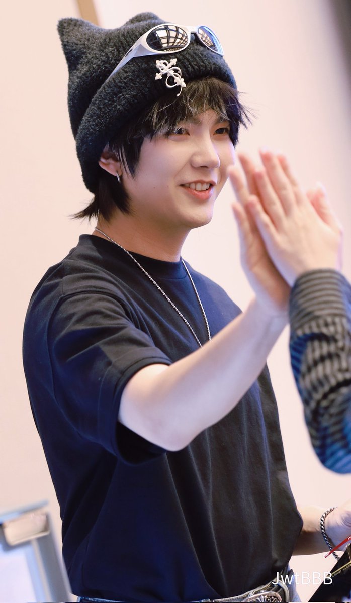 Hi touch moment with Build 💙💙

SWEET MOMENT WITH BUILD 

#BuildXTheodoreGelato
<a href="/JakeB4rever/">BIU.</a>