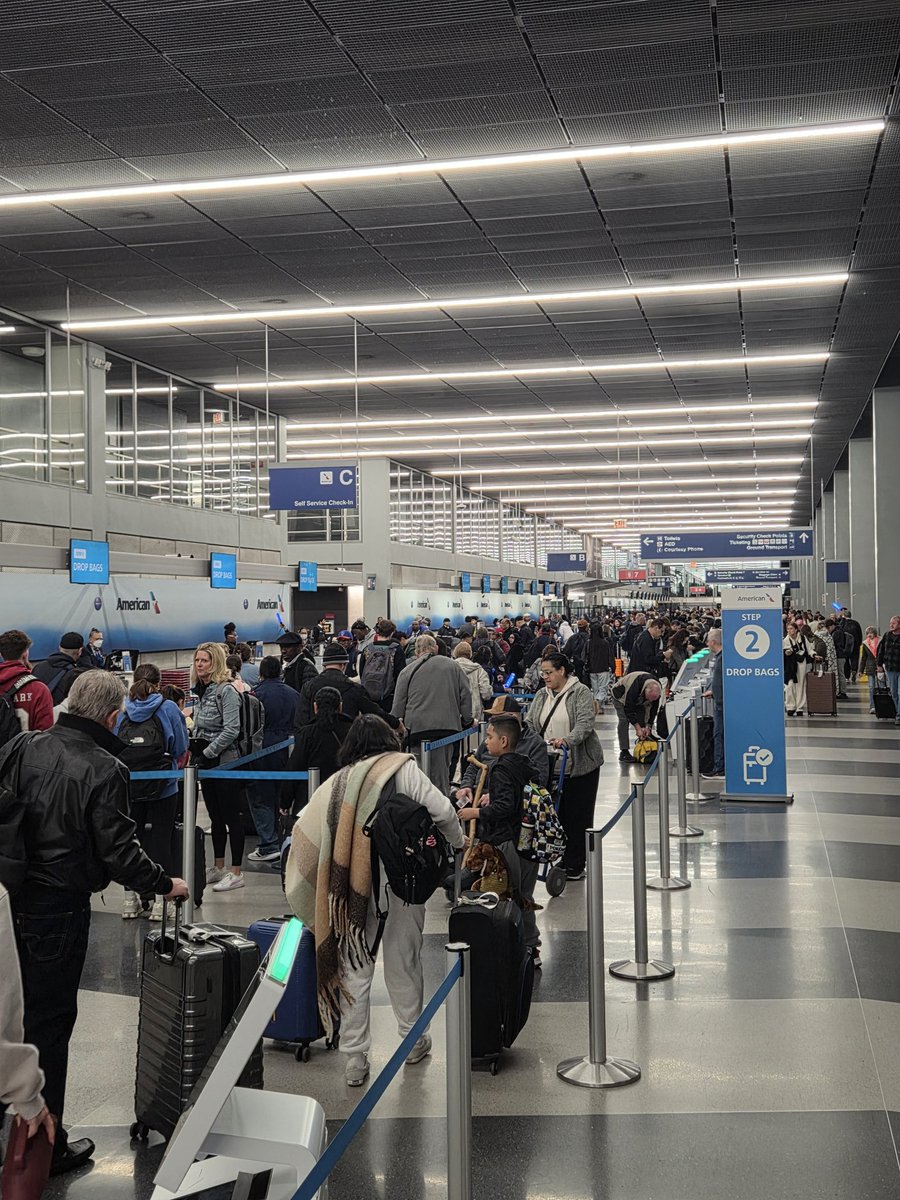 BigDaddyRaq's tweet image. #Genpop versus #PreCheck at @fly2ohare on a Sunday morning.