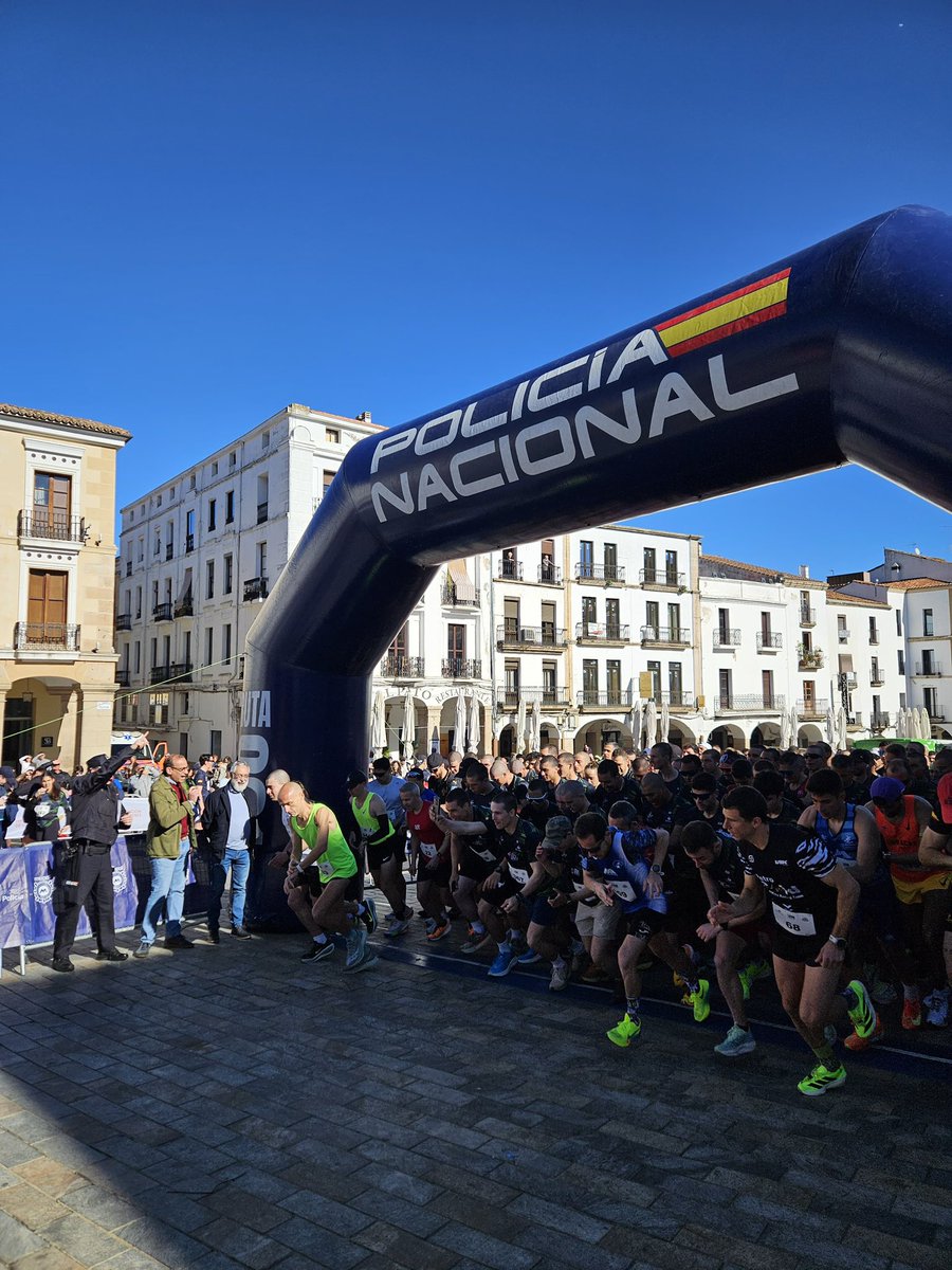policia's tweet photo. 🚓👟 Hoy #Cáceres se mueve con la #Ruta091
@policia reúne a más de 1400 participantes en esta carrera solidaria en el corazón de la ciudad, su Plaza Mayor
A beneficio de Esclerosis Múltiple Extremadura #EMEX
Kilómetros con causa💙
@polimupol @santander_es https://t.co/x2VeqVY1gW