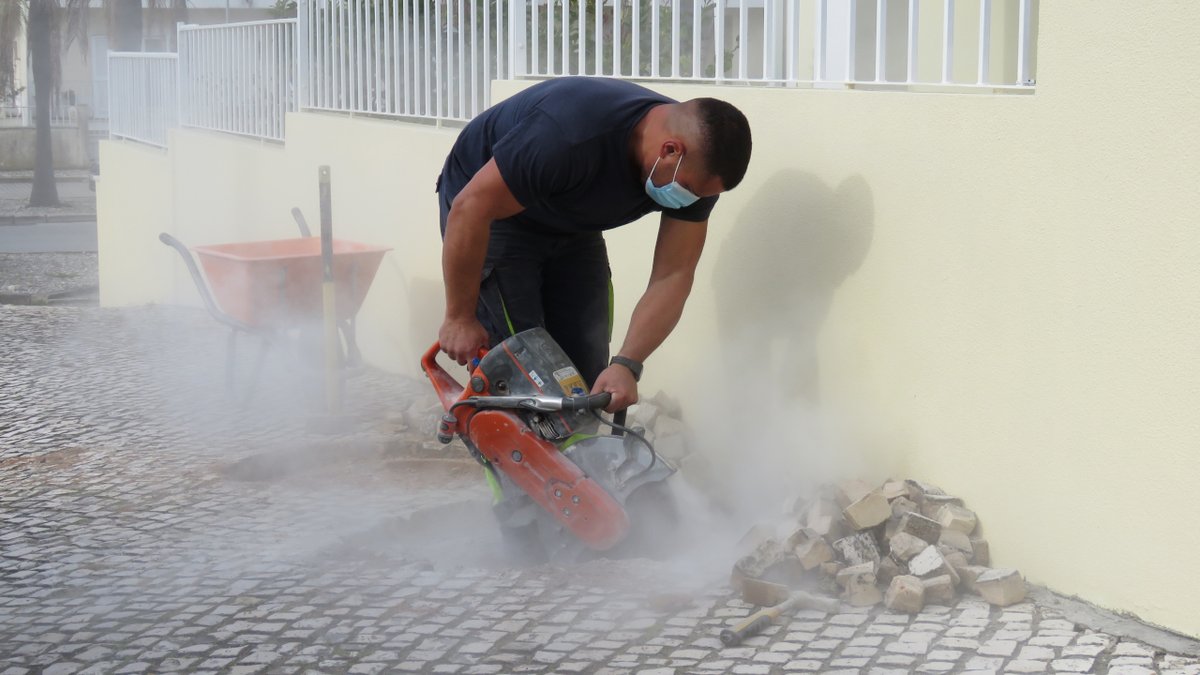 Manutenção da calçada preserva as ruas da freguesia e reforça segurança dlvr.it/TRVZzr