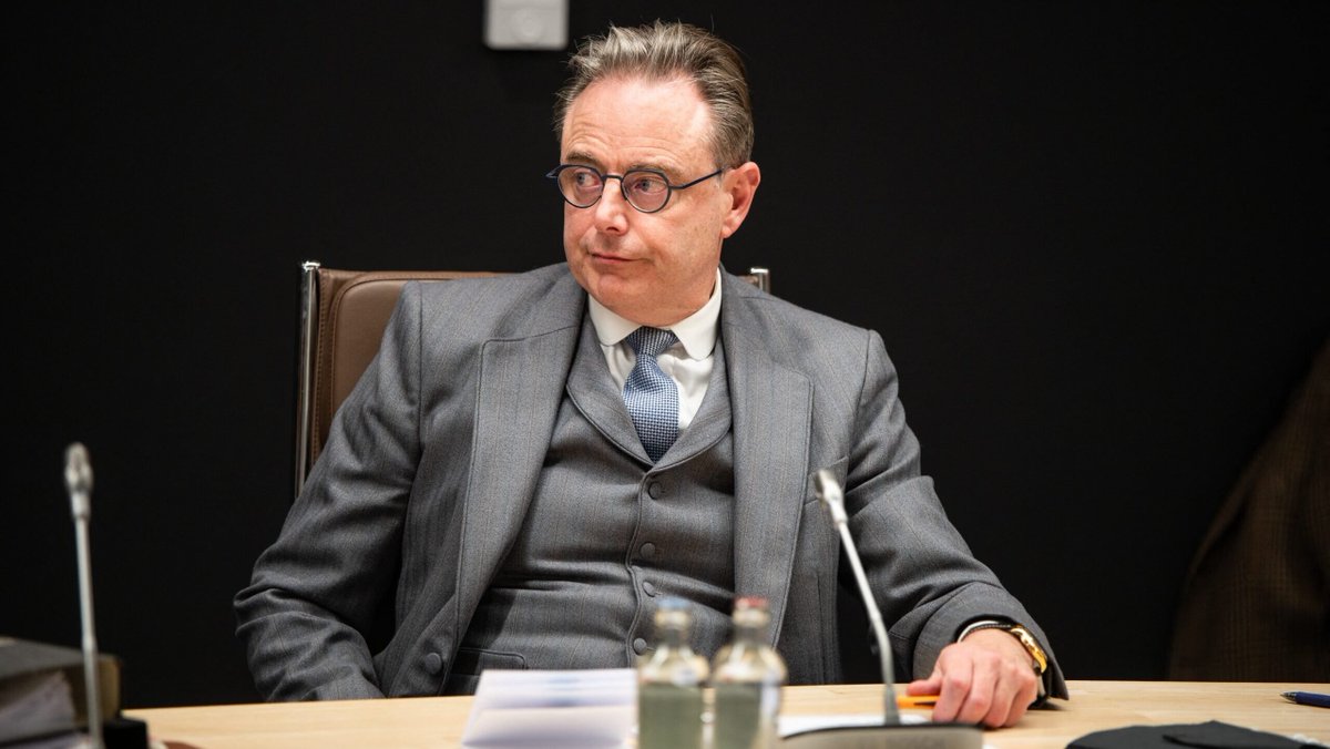 clashreport's tweet photo. Belgium's PM Bart De Wever:

Since we cannot threaten Putin militarily or choke him economically without the U.S., there is only one method left: 

Making a deal. https://t.co/ZwUlSLZKiW