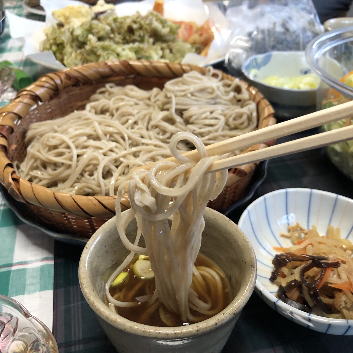 silverback_y's tweet photo. 春っぽいですね。ふきのとうの天ぷら。手打ち蕎麦。 https://t.co/TaclHZGx6l