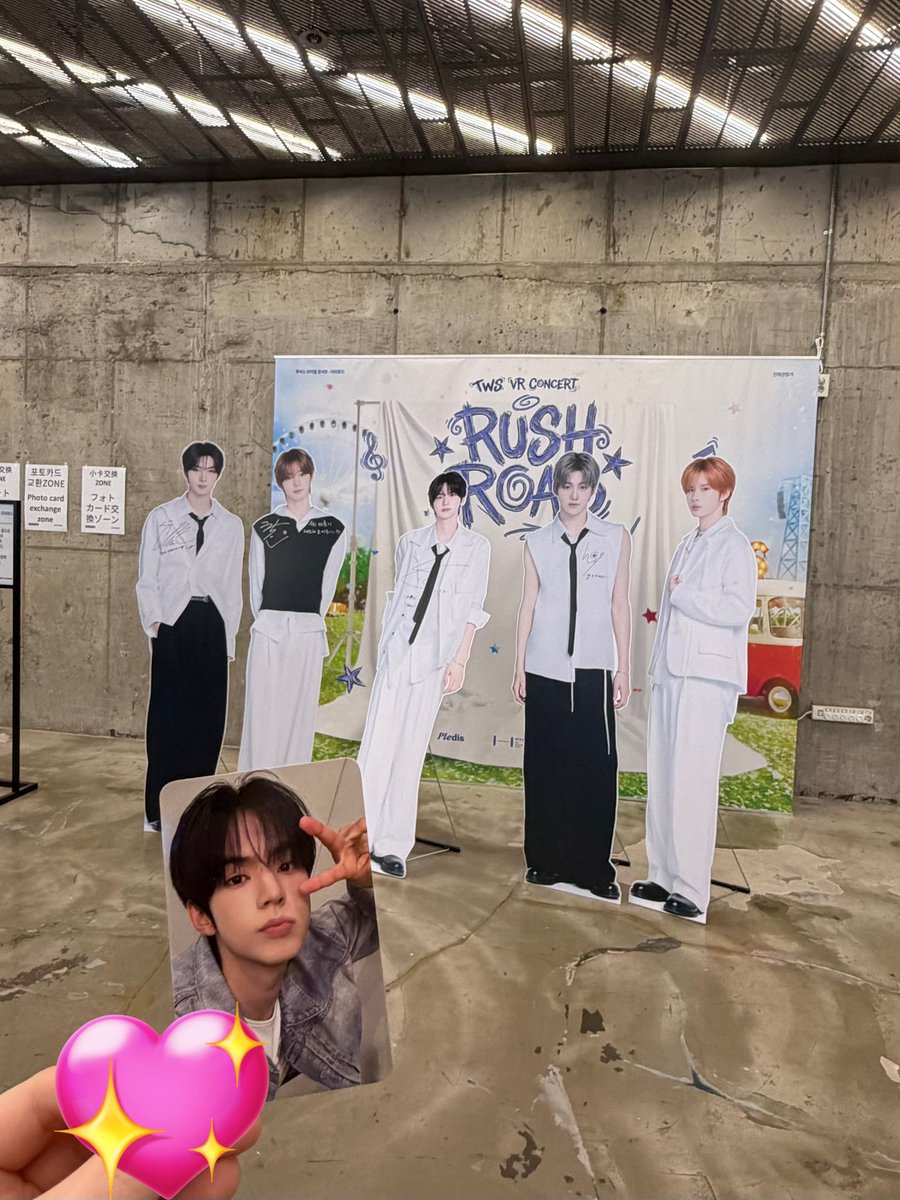 투어스 브이알 콘서트 러쉬로드 🌀

어떤 남자들도 해줬으면 좋겠어요오..
너무 잘생긴 학생들이 눈앞에서 춤을 춰줘서
함박웃음 지음.. 나 현실을 너무 마주하기 싫었어요.... 🧎‍♀️