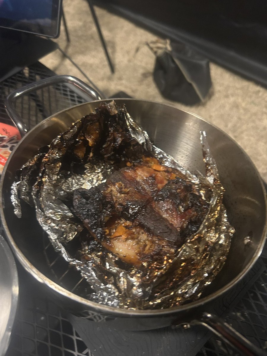 B6K7z's tweet photo. ストーブで2日かけて作ったプルドポーク美味すぎ
#キャンプ飯 https://t.co/6KHx0HjmtM