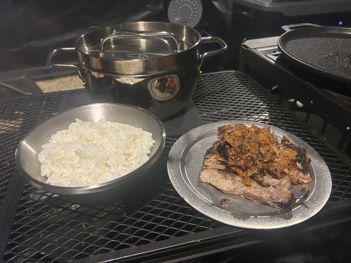 B6K7z's tweet photo. ストーブで2日かけて作ったプルドポーク美味すぎ
#キャンプ飯 https://t.co/6KHx0HjmtM