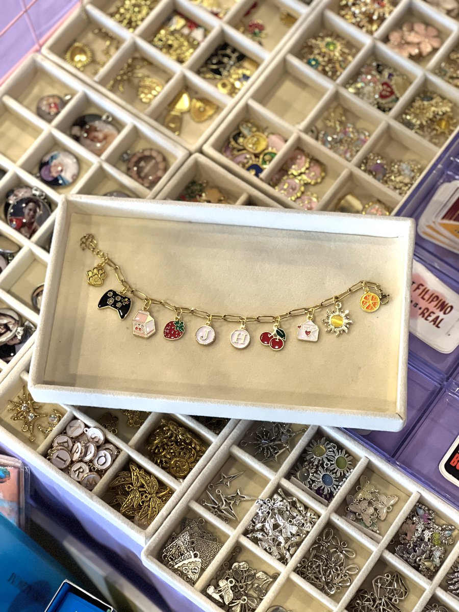 loveserenityph's tweet photo. HELLO GUYSS!! We are still here! WE HAVE MAKE-YOUR-OWN ACCESSORIES AND NEW_ TOPLOADERS, PERFECT SA NEW_ CONCERT!
HABOL NA KAYO!
#CARATsNew_Quest
#CARATsPathLeadsToSVT
#ILoveTrinoma https://t.co/ZwFZvzIWtG
