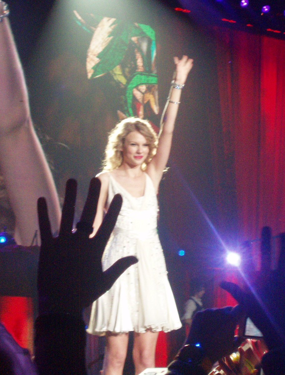 corneliasswift's tweet photo. 15 anni fa sono andata al mio primo concerto, speak now tour milano sarai x sempre famoso <3 https://t.co/QlOwSqfAsk