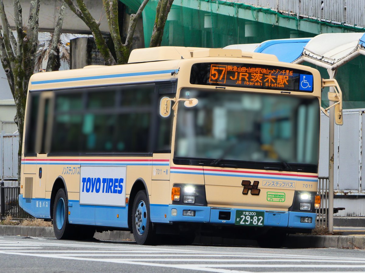 2026/02/26(木) 14:56頃 阪急バス 7011{茨木(2010年式、PDG-LR234J2