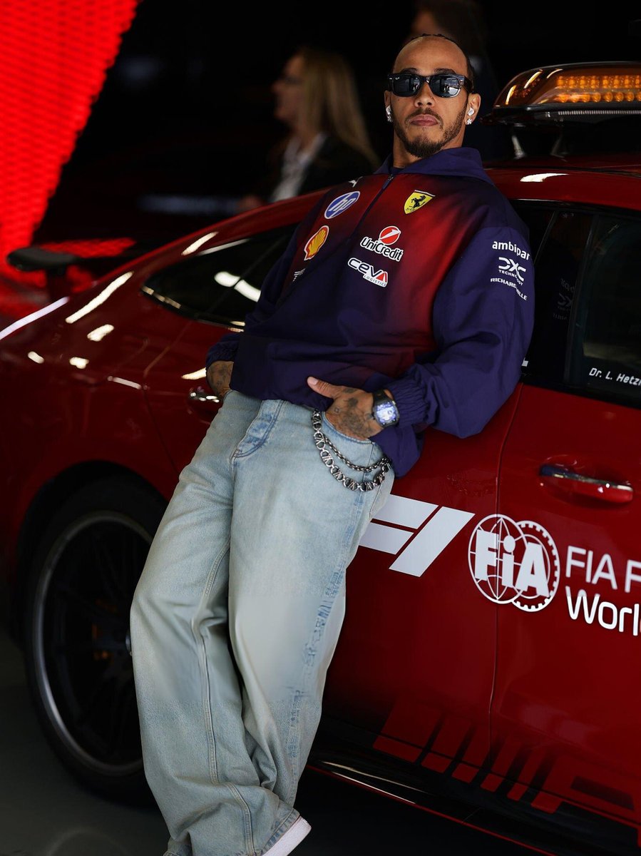 Hourly Lewis Hamilton tweet media