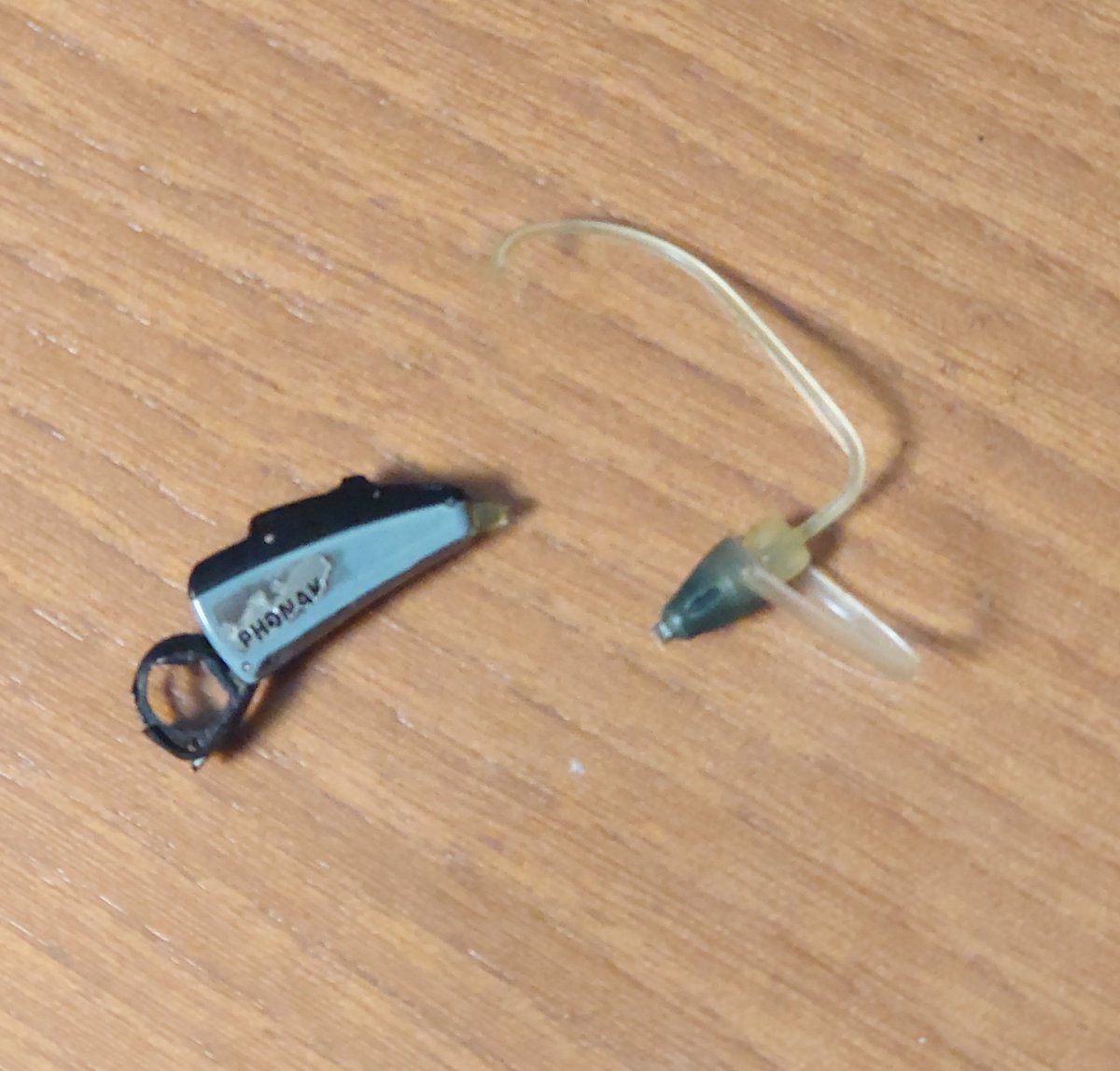 cof50478293's tweet photo. 有識者の方…お教えください。クロス補聴器ユーザーなのですが、ツル（？）の部分がついに切れてしまいました。長年使っているので経年劣化とは思うのですが、補聴器屋さんでツルのみ交換できるものでしょうか。それとも本体も含めて、買い直すことになりますでしょうか。
#補聴器　#難聴 https://t.co/RWjZJLgnEd