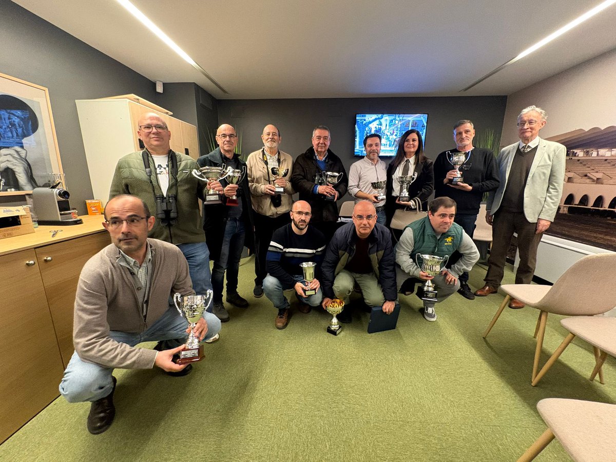 HipodromoMadrid's tweet photo. Entrega de premios a los medios de comunicación especializados del Turf como ganadores del concurso Al Cien por Cien organizado por Más de Hipódromos.

Gracias por la buena organización, Paco Salas ✨

Juan Carlos Serrano, Secretario General del Hipódromo entregó el trofeo a la categoría Handicap, para Javier del Barrio de Hipódromos y Caballos.

Ana Chavarrias, Subdirectora de Comunicación del Hipódromo entregó el trofeo a la categoría Grandes Premios para los Hermanos Zabaleta.