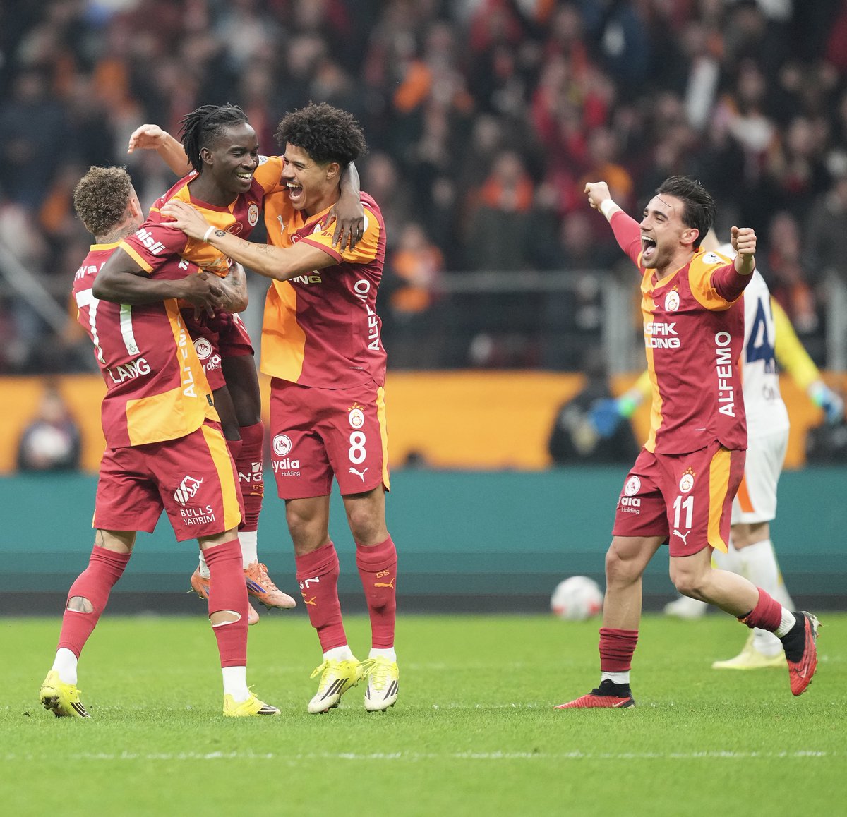 Gol sonrası mutluluk. 😍

𝑹𝒆𝒏𝒂𝒕𝒐 𝑵𝒉𝒂𝒈𝒂 ✨