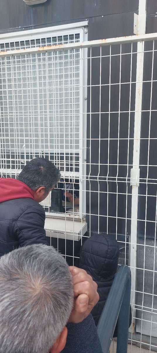 Stadyumun bilet satış noktasında arkadas başka takım formasi giymiş paylaşım yapılmış gerekli yerler görürmü bilmiyorum 
<a href="/Sivasspor/">Sivasspor</a>