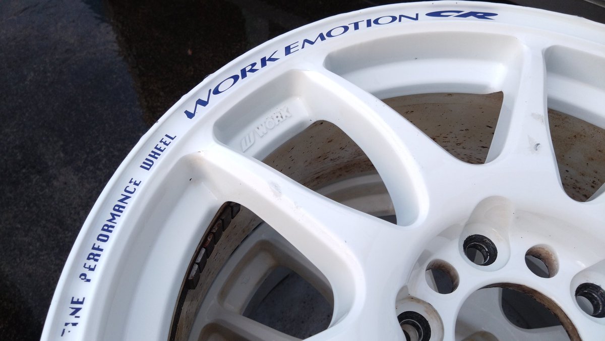 minmichan777's tweet photo. 今年は白ホイールにしまーす!
ヤフオクで落して届いた時は黄ばみが色々気になったんですが #VOODOORIDE のステインリムーバーでかなり綺麗になりました!
マメに洗えないからブロンズ系を好んで履いてたけど、白ホイ履くの何十年ぶりだろ?
25年ぶり位?
黄色のエスダブん時以来っす😆 https://t.co/qcZsKpxLM9