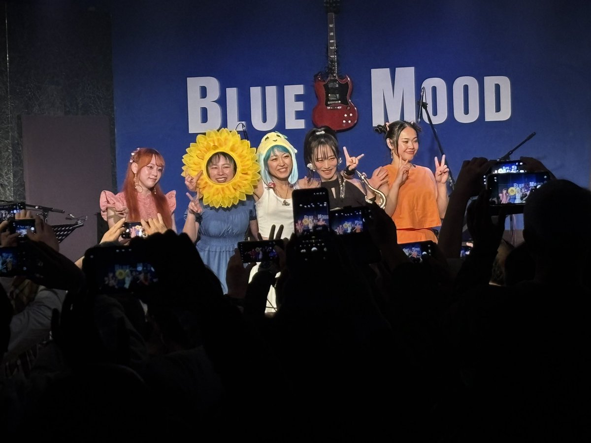 ShinFighter's tweet photo. ただ今､Muses LIVE 終わりました😁✌️💪

サイコーなLIVEで､
ゲストの 〜
米澤美玖さん（SAX）
のラッパ🎷も、バリバリ！！

ありがとうございました♪♪♪
また次回､よろしくお願いします🙇‍♀️😊👍

#BLUEMOOD
#Muses https://t.co/8OV0Zq6WN8