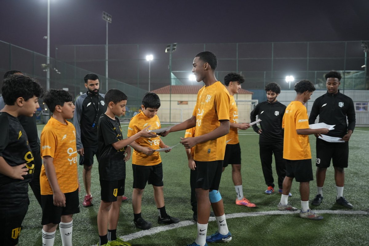 DhahranAcademy's tweet photo. ضمن دورها في تعزيز نمط الحياة الصحي، تطلق #أكاديمية_الظهران مبادرة أقل وقت شاشة مقابل أكثر وقت حركة لتشجيع الأطفال على الابتعاد عن الشاشات وممارسة الرياضة https://t.co/Xz6tKV89q3