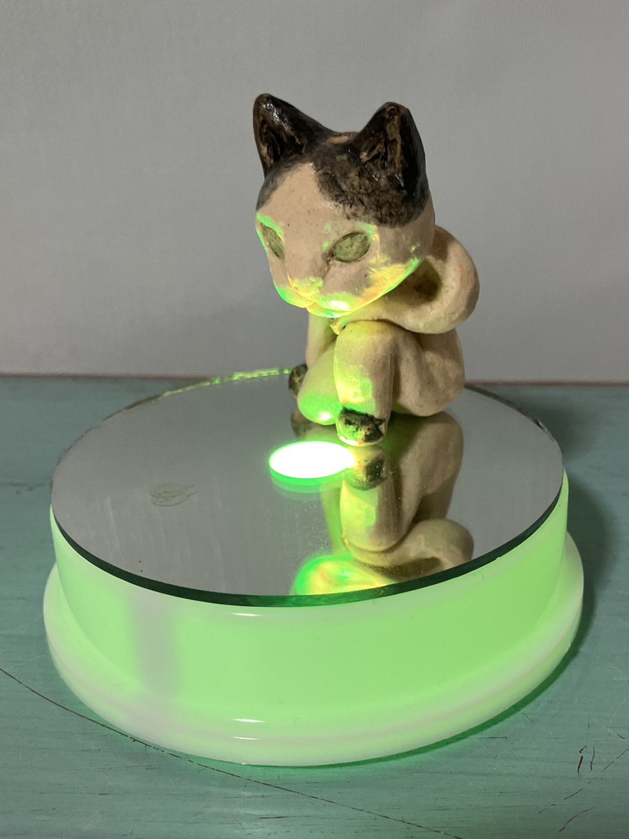 MOGceramic's tweet photo. 神（猫）召喚セット　お香立て　
2セット作りました。
魔法陣豆皿とセットです。

100円ショップで神々しさが増すライトをみつけましたので、２枚目のように光らせてみても楽しいかもです。

#猫は神　#召喚　#お香立て
#handmadeceramic #catlover https://t.co/EQ9YFmAdSn