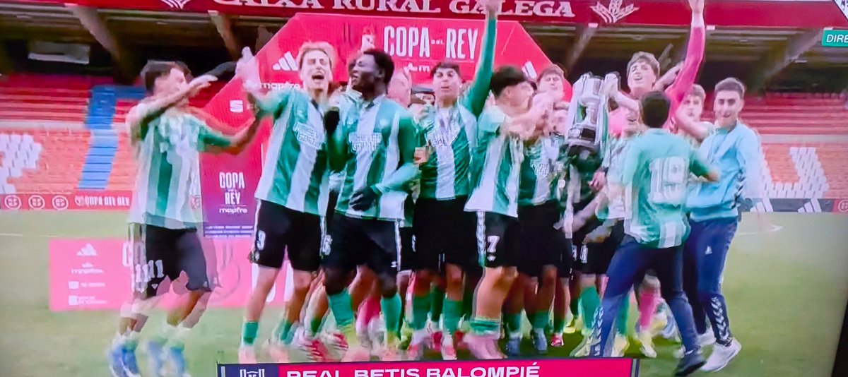 AtilaLadinsky's tweet photo. ¡¡¡CAMPEONES!!!
Pero no de cualquier manera, dándole un baño absoluto al todopoderoso FC Barcelona.
Un 1-4 que se ha quedado cortísimo.
Enhorabuena chavales sois presente pero también el futuro de nuestras alegrías.
@RBetisCantera https://t.co/Wt2SRO78bw